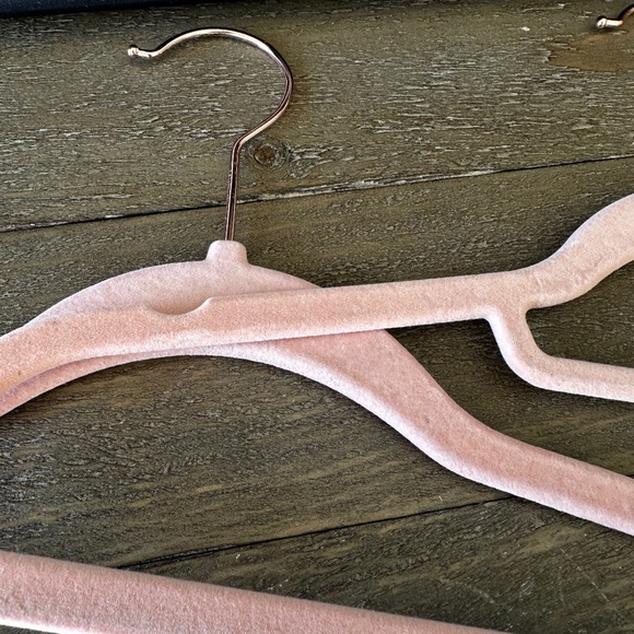 SONGMICS Velvet Hangers 50 Pack Light Pink Clothes Hanger Rose Gold Swivel Hook - Picture 3 of 4